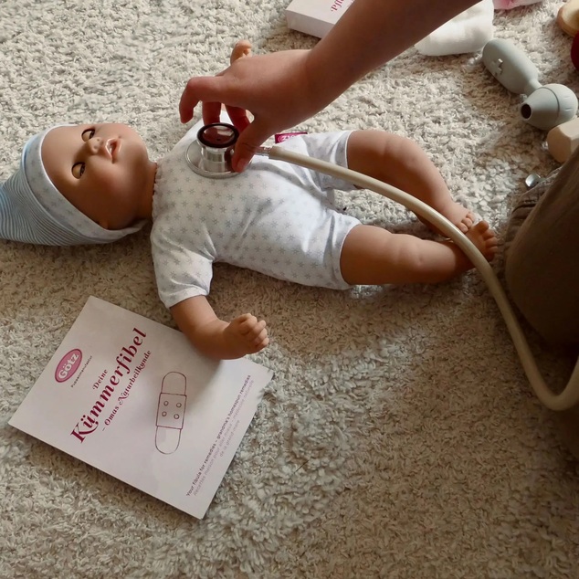 Götz Puppe Cosy Aquini kleine Ärztin mit Zubehör 33cm