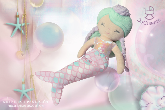 DeCuevas 20041 Plüschpuppe 2in1 OCEAN FANTASY - 36 cm mit Wiege