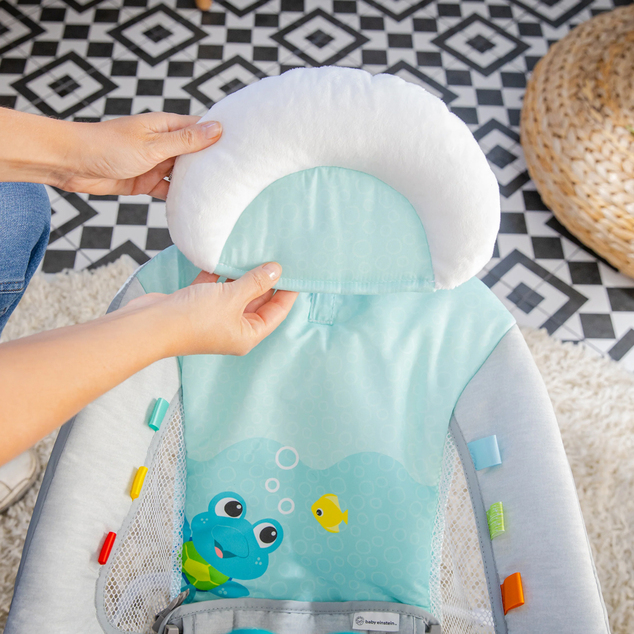 BABY EINSTEIN Lehátko hudobné vibračné so svetielkami Kick to It Neptune do 9 kg