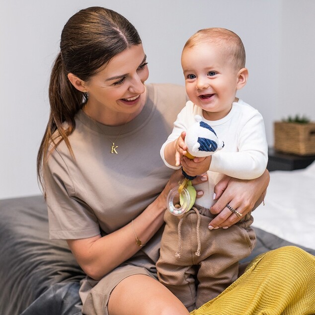BABYONO Jouet couineur avec hochet blaireau Edmund, 3m+