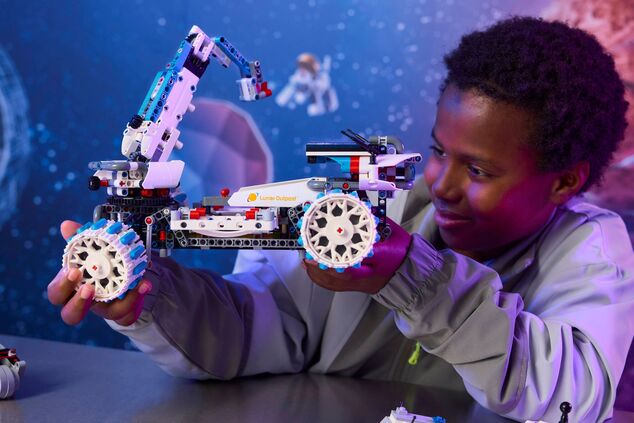 LEGO® Technic 42211 Lunárny rover Lunar Outpost™