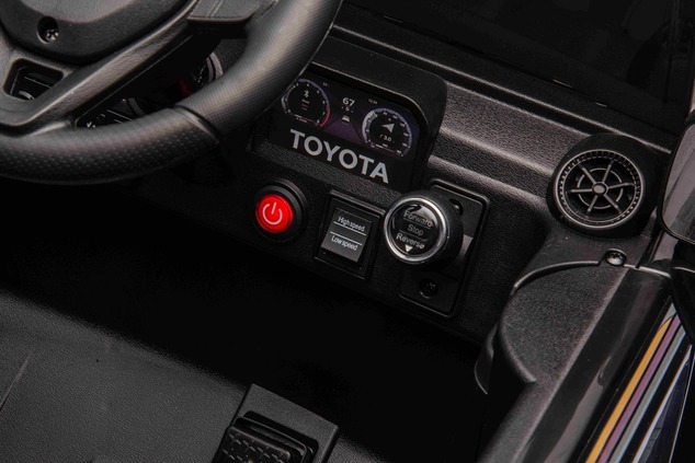 Elektrické autíčko Toyota Landcruiser 12V, čierne, široké jednomiestne sedadlo, 2,4 GHz di