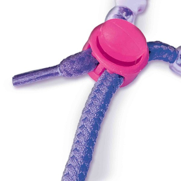 Herstellung von Armbändern aus bunten Perlen