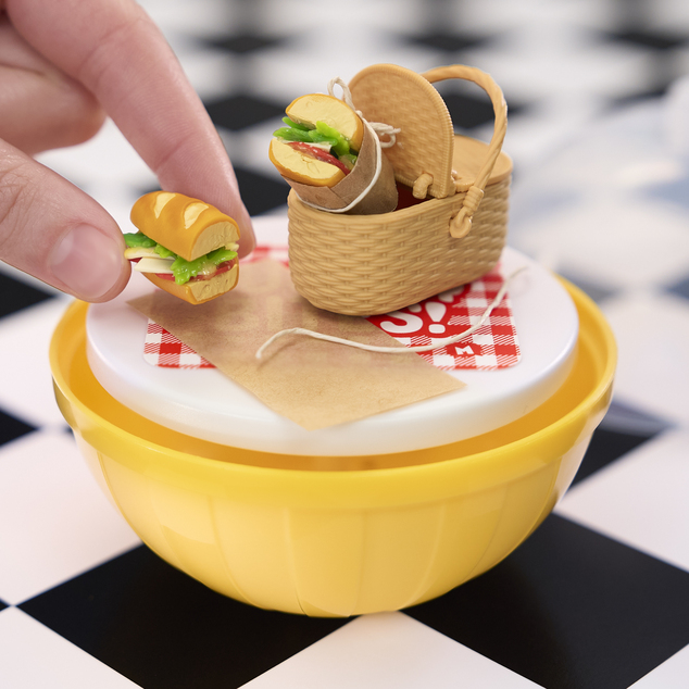MGA's Miniverse Make It Mini Občerstvenie