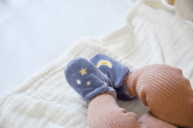 Kaloo Petit Chansons Darčeková sada pre bábätko Náramok a capačky s rolničkou Slon