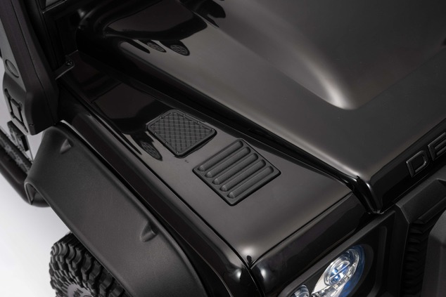 Elektrické autíčko Land Rover Defender 110 SVX 12V, čierne, 4X4 pohon, LED svetlá, predné