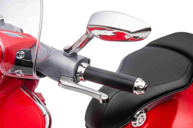 Elektrická motorka Vespa 946 aj so spätným chodom, červené, s pomocnými kolesami