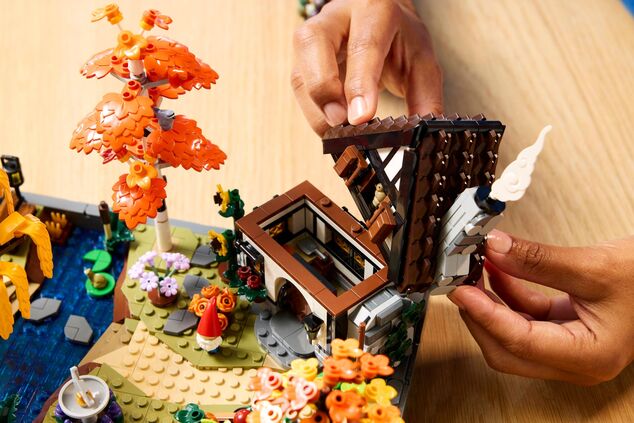 LEGO® Icons 11372 Chata a jesenná záhrada