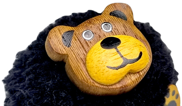 2Kids Toys Dřevěná magnetka velká pompon Medvěd