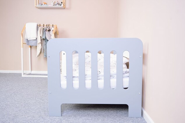 Gyerekágy korláttal New Baby ERIK 140x70 cm fehér-szürke