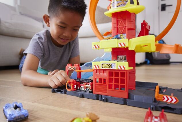 Super stație de pompieri Mattel Hot Wheels City cu buclă
