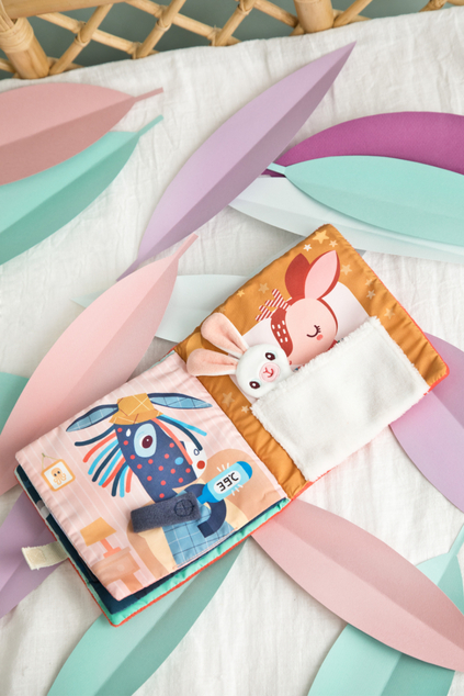 Lilliputiens - textil könyv tevékenységekkel - Stella szarvas és az ő rongyija