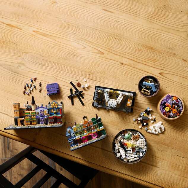 LEGO® Harry Potter™ 76444 Čarodejnícke obchody v Šikmej uličke