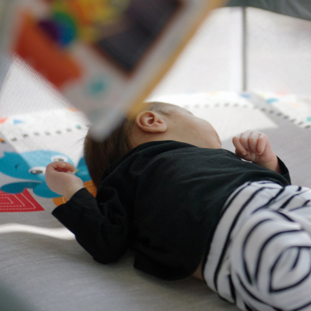BABY EINSTEIN Postieľka s ohrádkou na hranie a klavírom 3v1 Kick &amp; Snooze™ 0m+
