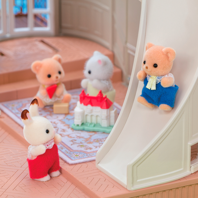 Sylvanian Families Villa mit rotem Dach am Fluss