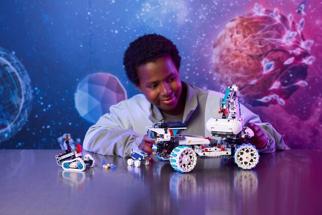 LEGO® Technic 42211 Lunárny rover Lunar Outpost™