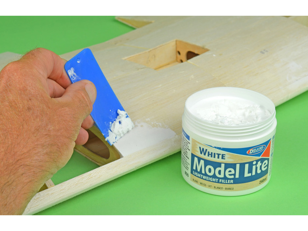 Model Lite White ľahký tmel na drevo bielej farby 240ml