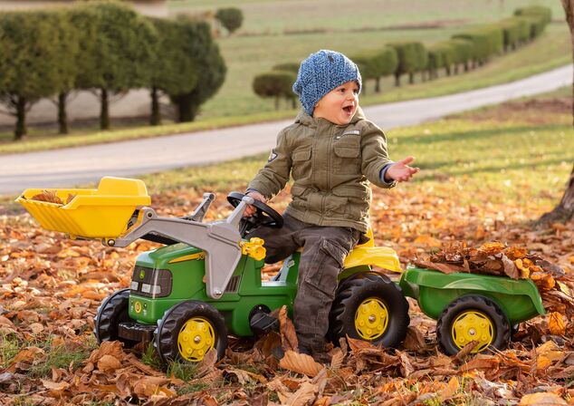 Rollytoys Šliapací traktor Rolly Kid John Deere s vlečkou a nakladačom - zelený