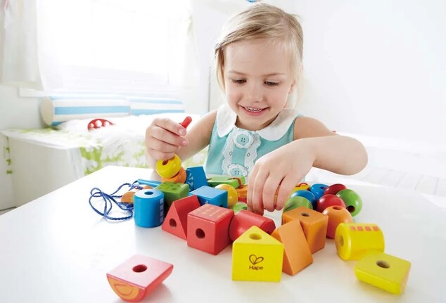 Hape Navliekacie korále z geometrických tvarov