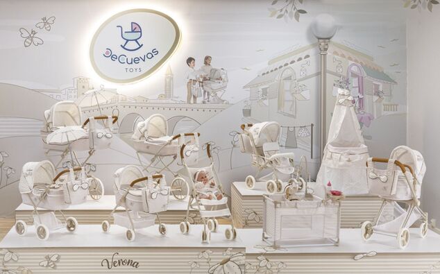 DeCuevas 53078 Lettino pieghevole per bambole con 5 accessori funzionali VERONA 2026