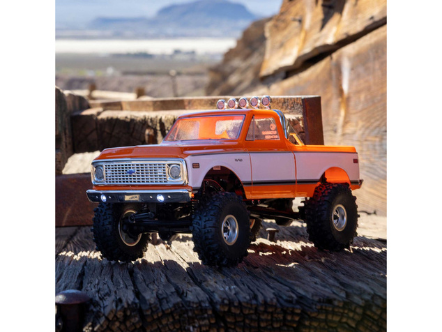 Axial SCX24 Chevrolet C10 1971 1:24 4WD RTR oranžni