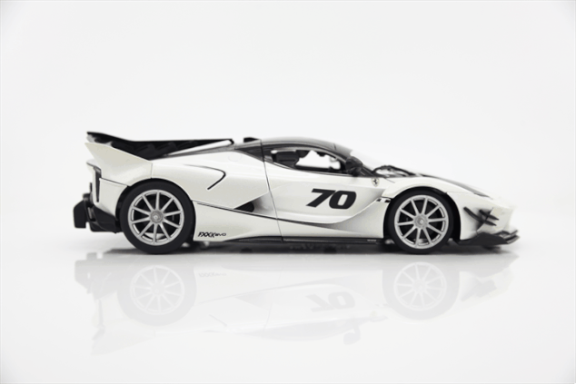 Bburago 1:18 Ferrari TOP FXX-K EVO Nr.70 (weiß/schwarz)