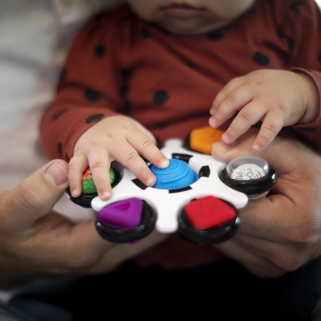 BABY EINSTEIN Érzőjáték Curiosity Clutch ™ 3m +
