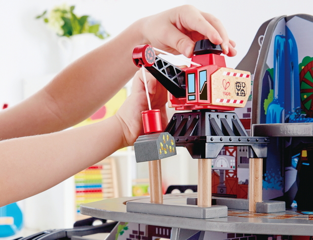 Hape Train verfolgt große Bergmine