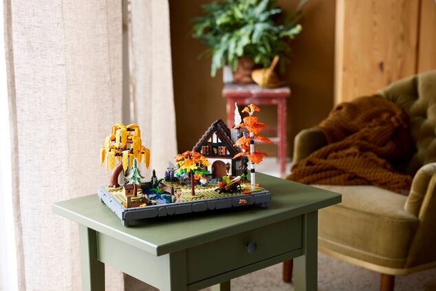 LEGO® Icons 11372 Chata a jesenná záhrada