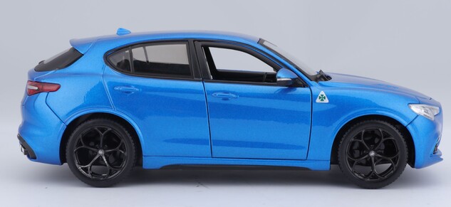 Bburago 1:24 Plus Alfa Romeo Stelvio Blau