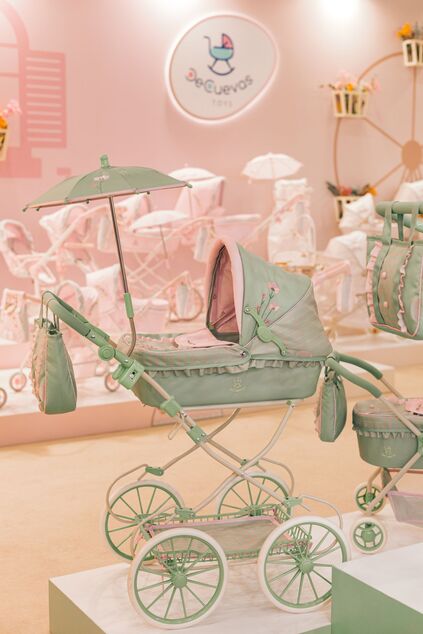 DeCuevas 81068 Passeggino pieghevole per bambole con borsa e accessori Botanic 2026 – 81 cm