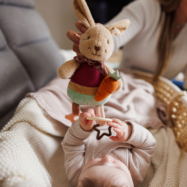 BABYONO Hračka závesná s hryzačkou Rabbit Karo 0m+