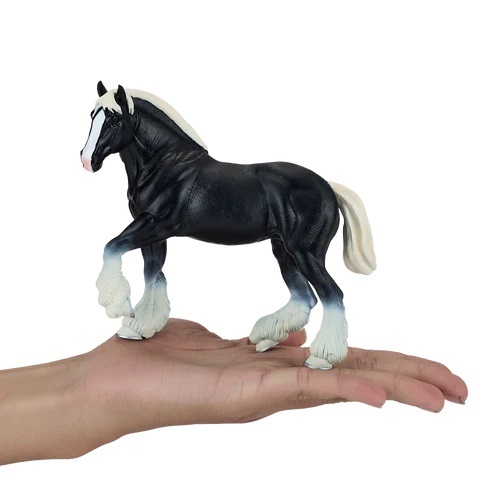 Mein Cydesdale Pferd ist schwarz.