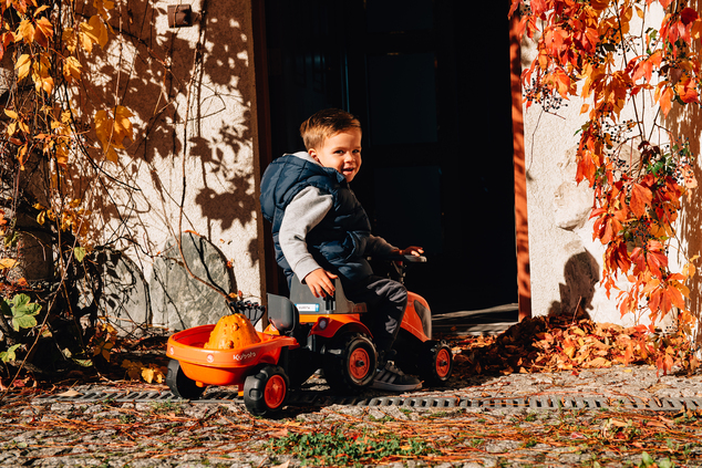 Falk 260C Baby Kubota ride-on traktor s prívesom, hrable &amp; lopata