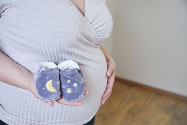 Kaloo Petit Chansons Darčeková sada pre bábätko Náramok a capačky s rolničkou Slon