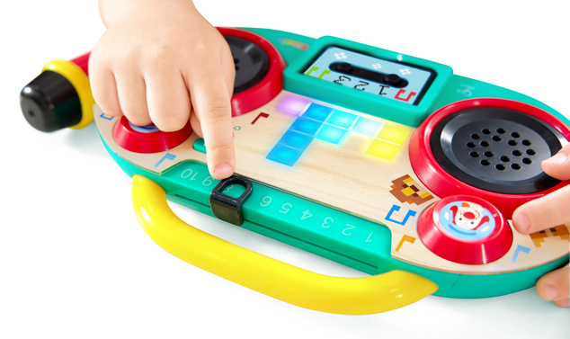 Hape Boombox rádio s mikrofónom Pixelz - so svetelnými a zvukovými efektmi