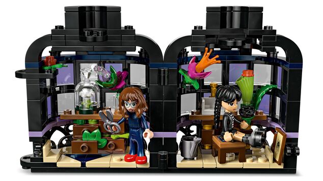 LEGO® Wednesday 76784 Čierna georgína