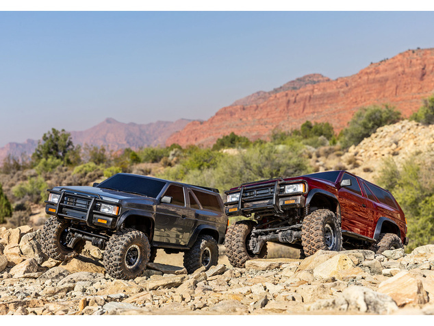 Traxxas TRX-4 Nissan Pathfinder 1988 1:10 RTR strieborný