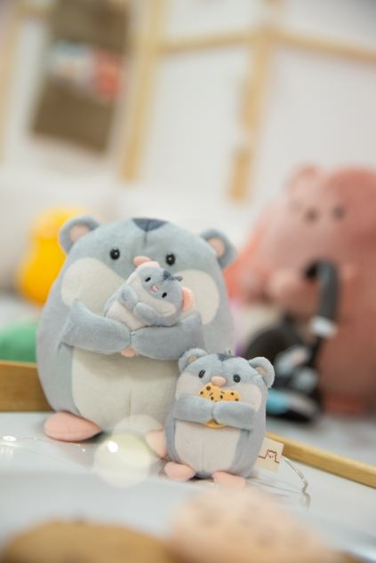 NICI pluș MyMochi Hamster Shai 8cm în costum de cățeluș și biscuiți, set ambalaj cadou 8,5x