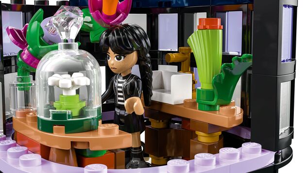 LEGO® Wednesday 76784 Čierna georgína
