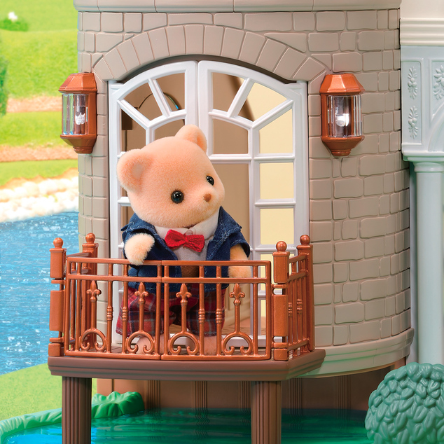 Sylvanian Families Villa mit rotem Dach am Fluss