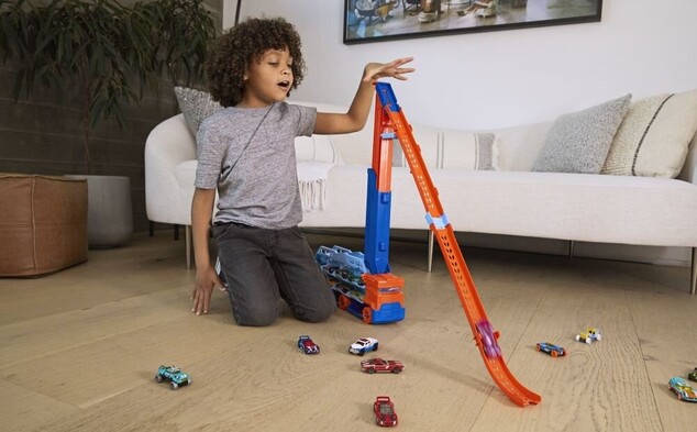 Mattel Hot Wheels ťahač s vysokou dráhou