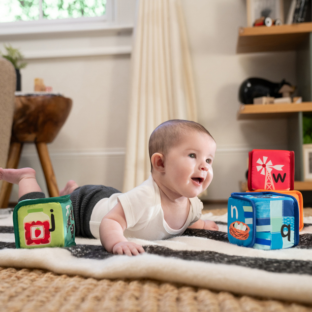 BABY EINSTEIN Textil játék kockák ábécé Alpha Stacks™ 4db, 3hó+
