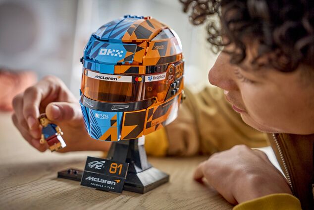 LEGO® Editions 43017 Čelada Oscar Piastri iz ekipe McLaren Mastercard F1®