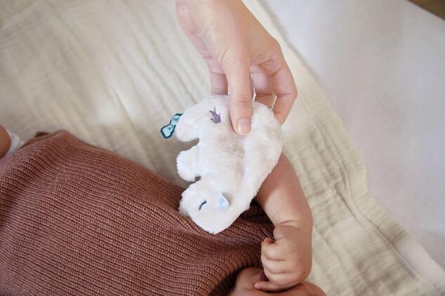 Kaloo Petit Calme Plyšový medveď s levanduľovým vankúšom chladiaci ukludňujúci 9 cm