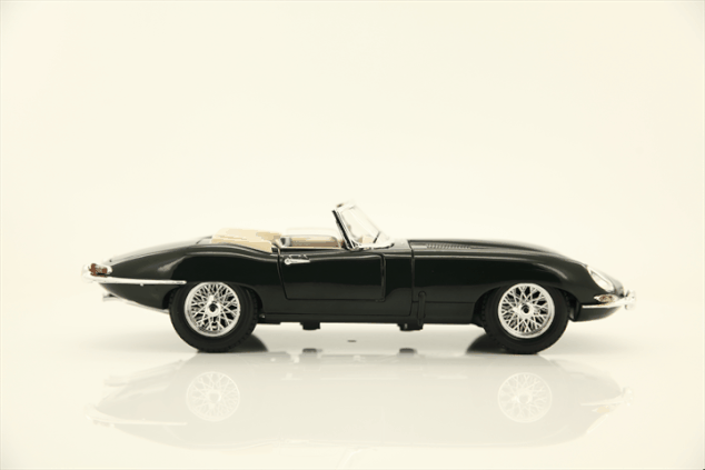 Bburago 1:18 Jaguar "E" Cabriolet (1961) Grün