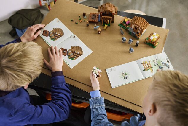 LEGO® Minecraft™ 21596 Útok Mága na dedinu