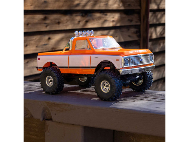 Axial SCX24 Chevrolet C10 1971 1:24 4WD RTR oranžni