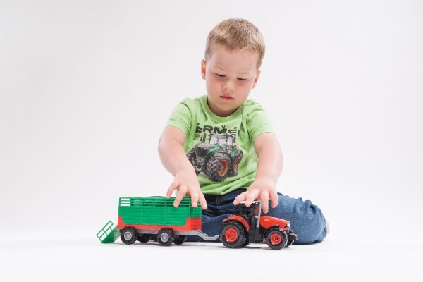 Traktor Zetor s vlekom plast na zotrvačník na bat. so svetlom so zvukom