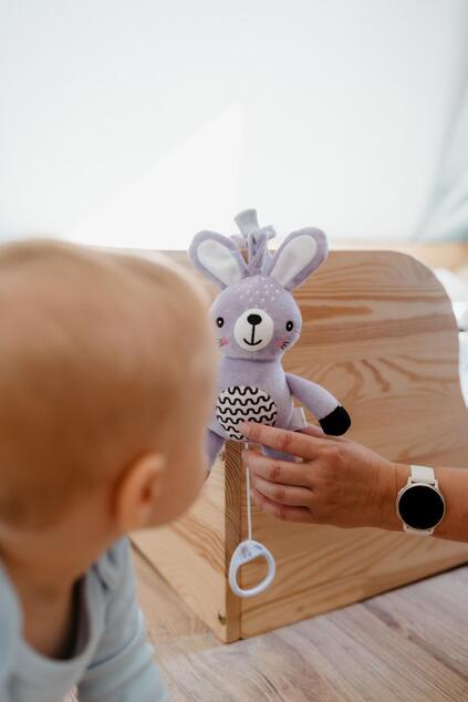 Zajačik babyted naťahovací plyš 30cm záves na postieľku/kočík